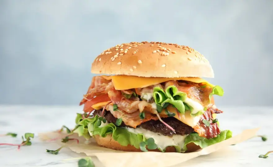 Big Mac kcal - Ile kalorii ma burger i jak mądrze go wliczyć w dietę?