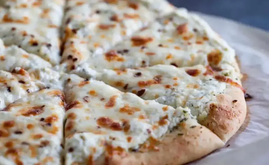 Biała pizza z ricottą i ziołami - jak zrobić ją w domu