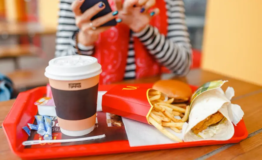 Flat white w McDonald’s - ile ma kalorii i od czego to zależy?