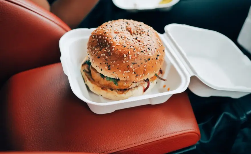 WieśMac kalorie - Ile ma ten burger i jak wypada na tle Big Maca?