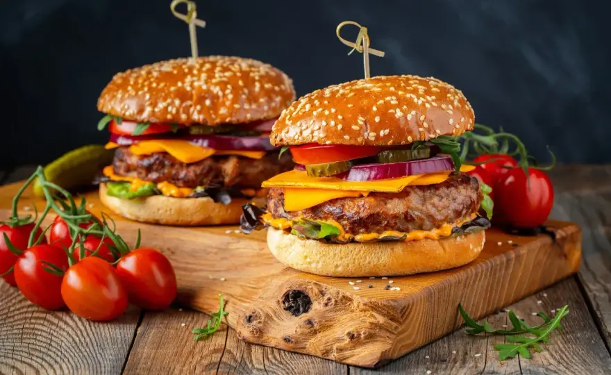 Jak przyprawić mięso na burgery? Proste zasady i smak!