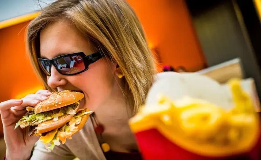 McMuffin wieprzowy z jajkiem - Ile ma kcal i kiedy go jeść?