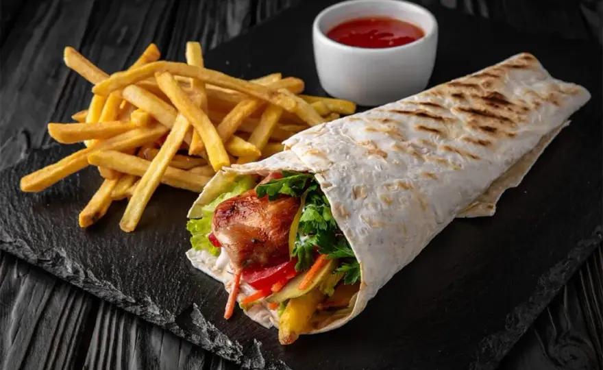 Ile kalorii ma kebab rollo? Sprawdź, co wpływa na kaloryczność