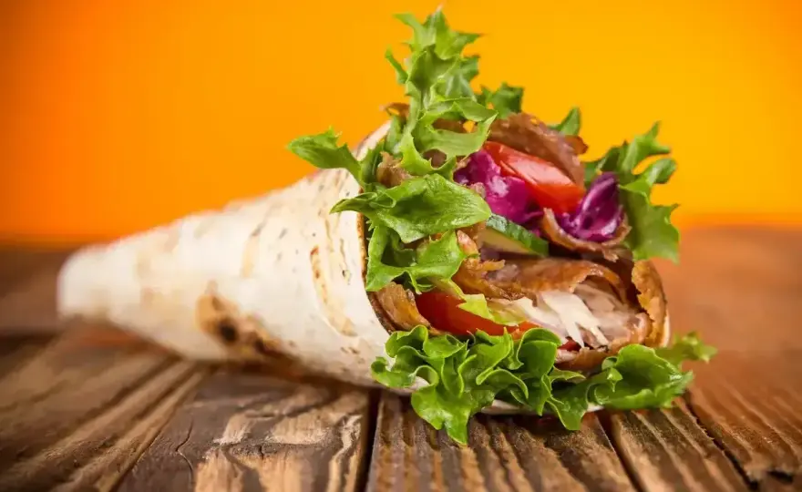 Jak wygląda kebab? Pita, tortilla, bułka i talerz