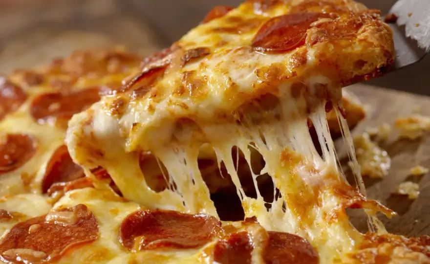 Czym posmarować spód pizzy, by uniknąć gumowatej konsystencji?