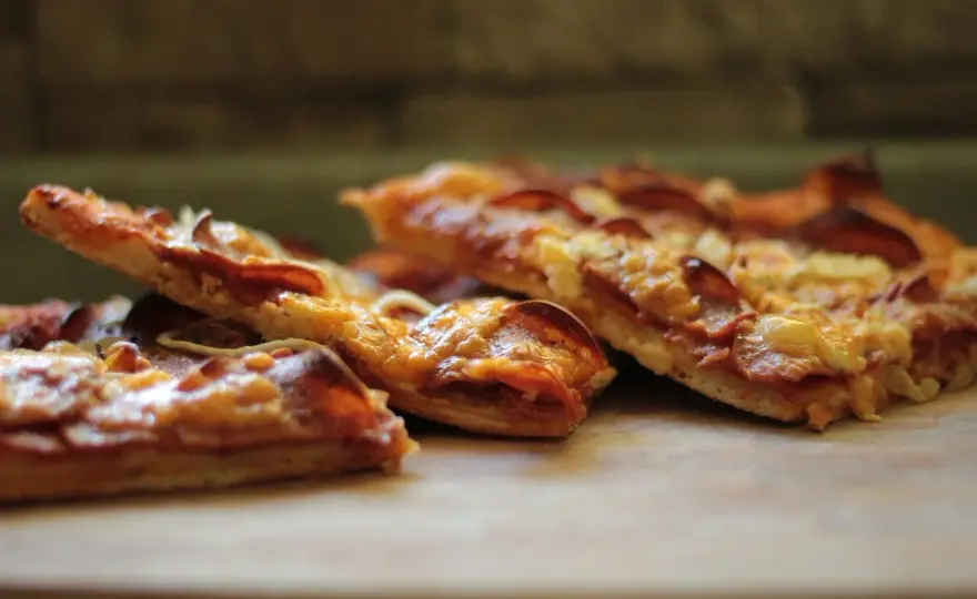 Z czym pizza? Odkryj najlepsze dodatki, które zachwycą smakami