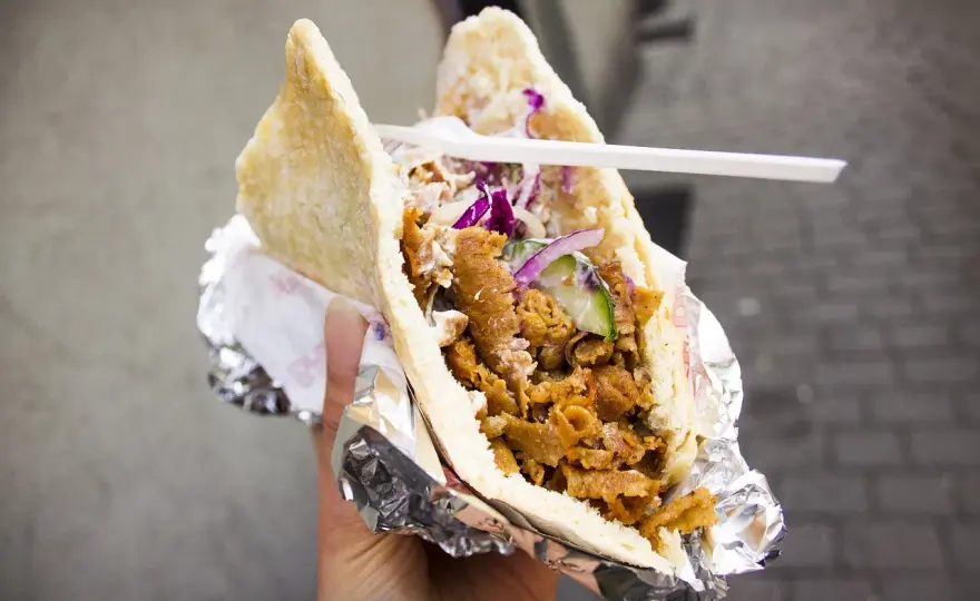Skąd pochodzi kebab - Poznaj historię i dowiedz się, jak wybrać dobry