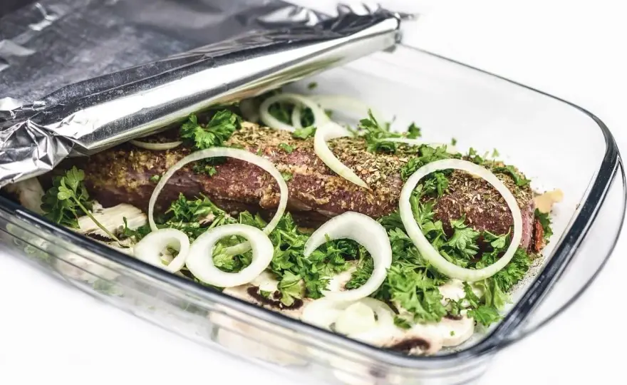 Folia aluminiowa na grillu - którą stroną zawijać jedzenie?