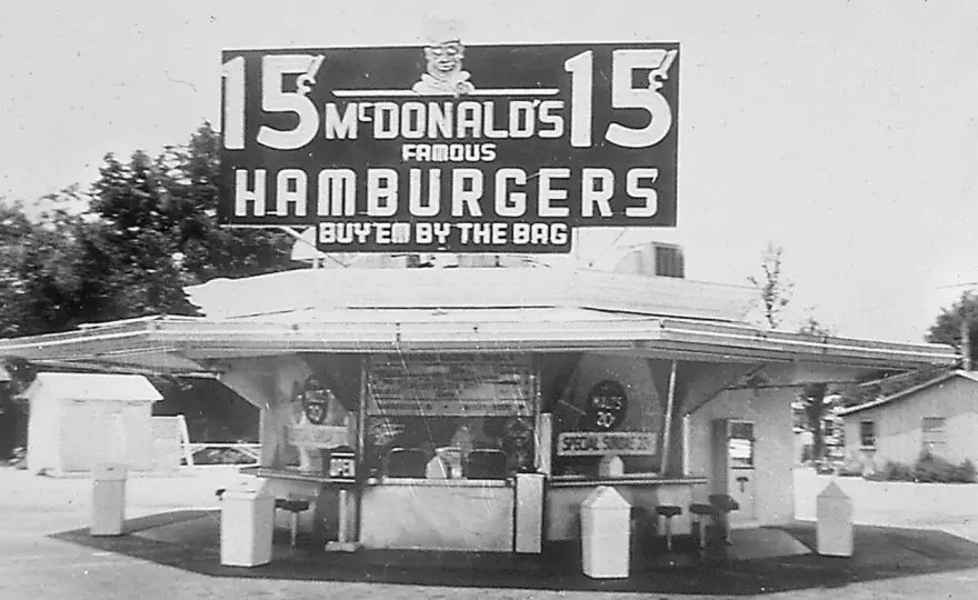 McDonald's i bracia McDonaldowie - jak powstał fast food?