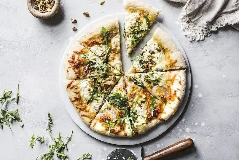 Ile waży pizza 30 cm? Zaskakujące różnice w wadze i dodatkach