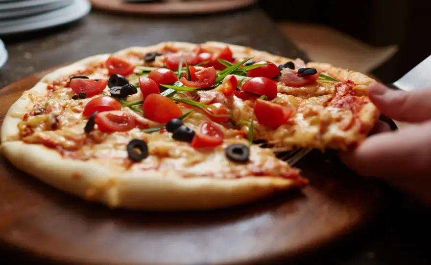 Ile waży pizza margherita 32 cm? Zaskakujące fakty o wadze i kaloriach