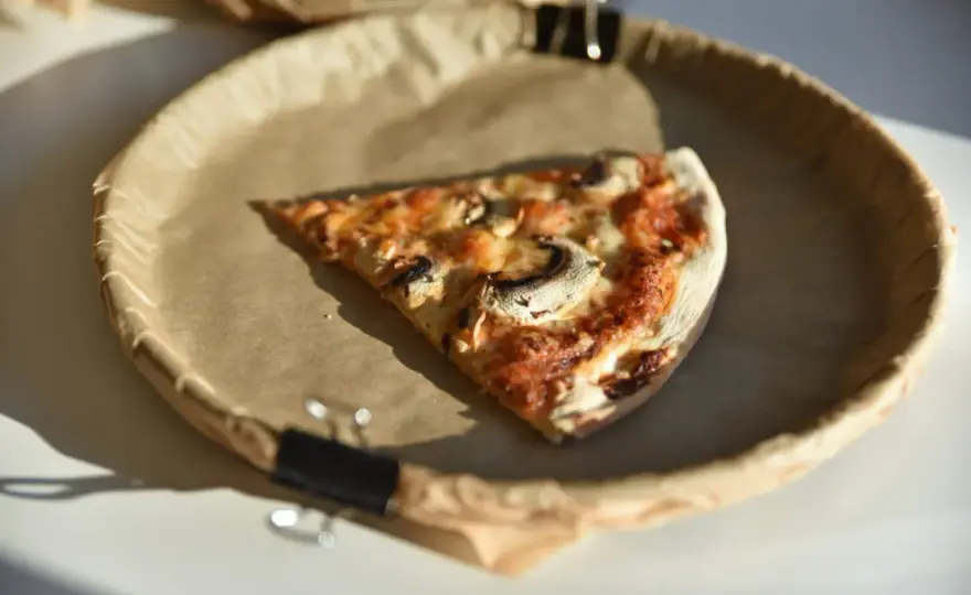 Pizza 50 cm - Ile ma kalorii? Liczby, porcje i lżejsza wersja