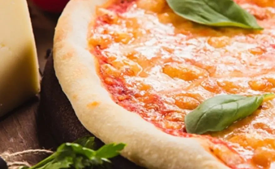 Jak się pisze pizza? Poznaj prawidłową pisownię i wymowę