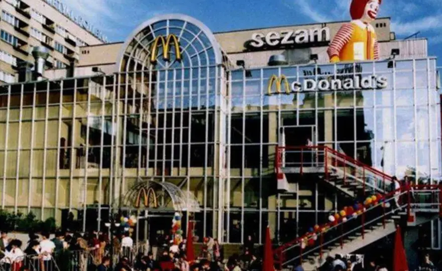 Pierwszy McDonald's w Polsce - gdzie ruszył i co serwowano