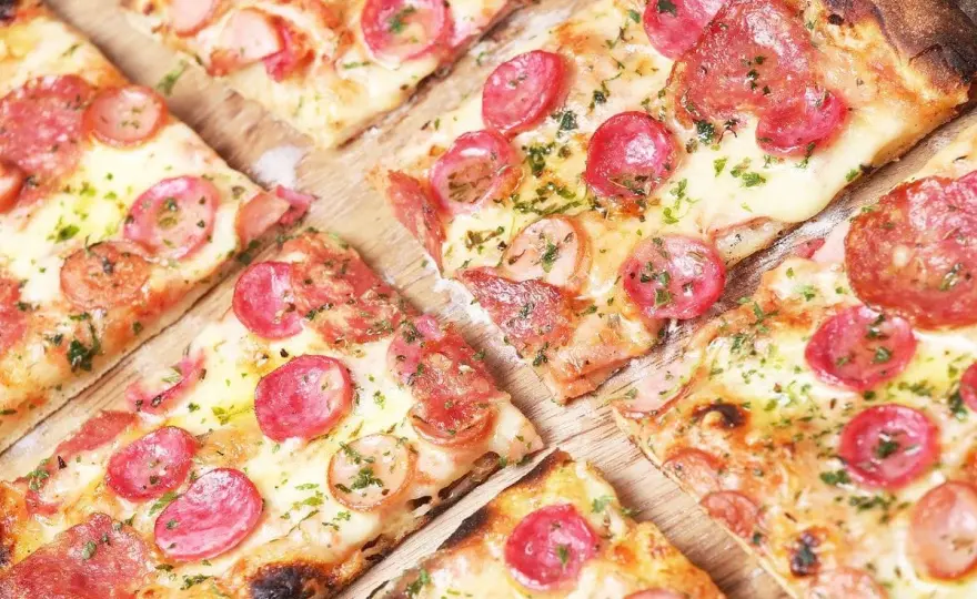 Ciasto na pizzę jak z pizzerii – idealne przepisy i techniki na pewno zaskoczą