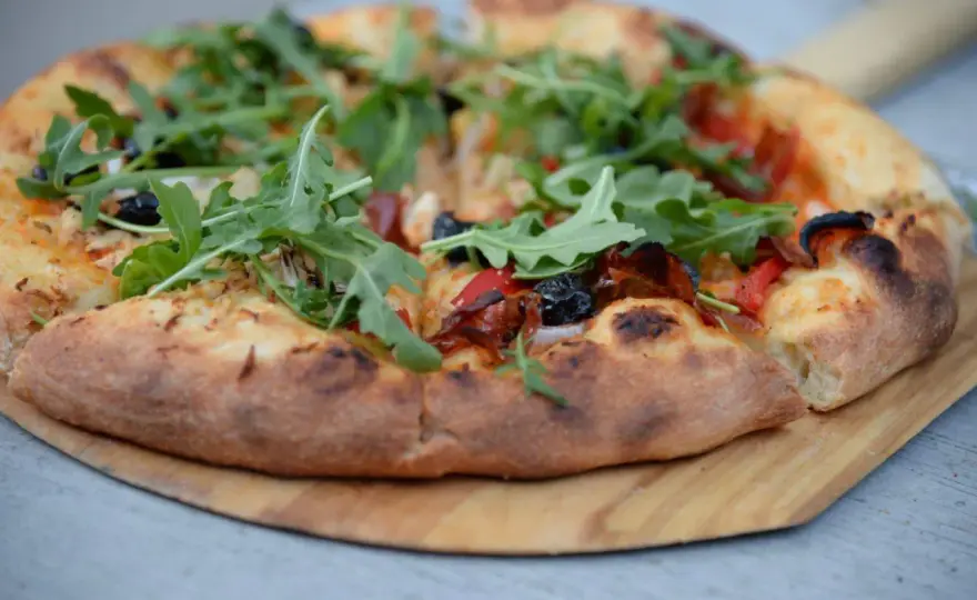 Pizza na blachę ze świeżych drożdży - Jak zrobić idealne ciasto?