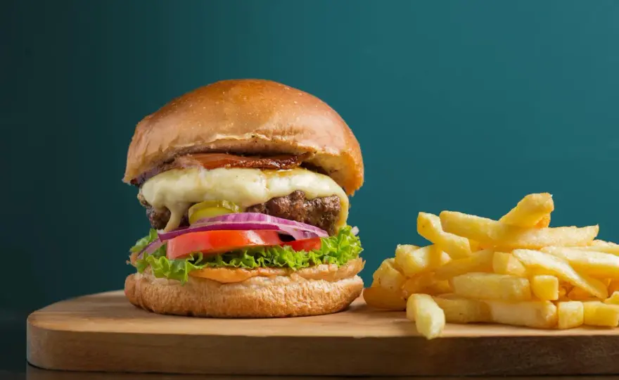 Czym się różni hamburger od cheeseburgera? Odkryj kluczowe różnice
