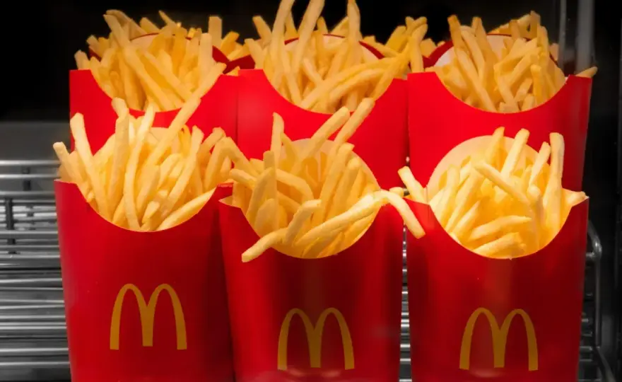 Średnie frytki McDonald's - ile mają kalorii i kiedy warto je wybrać