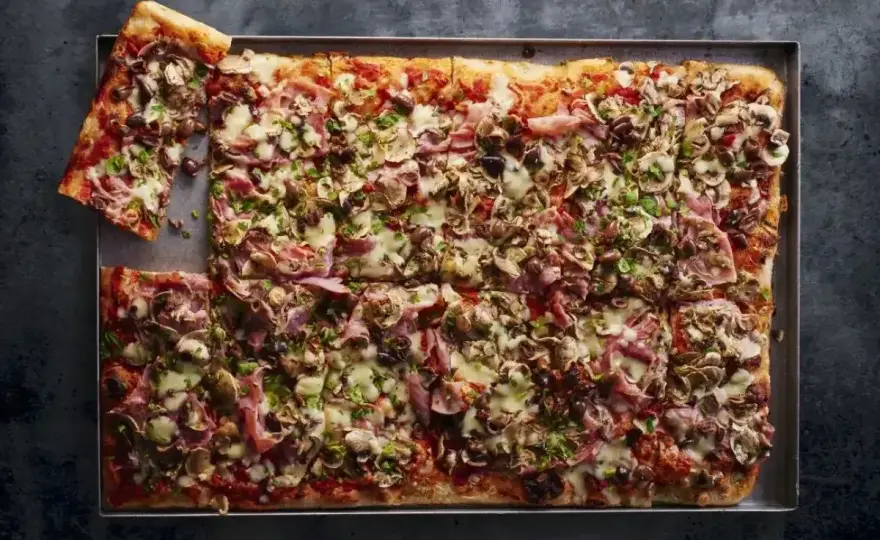 Pizza z Blachy - Idealny Spód i Chrupiący Wierzch. Sprawdź!