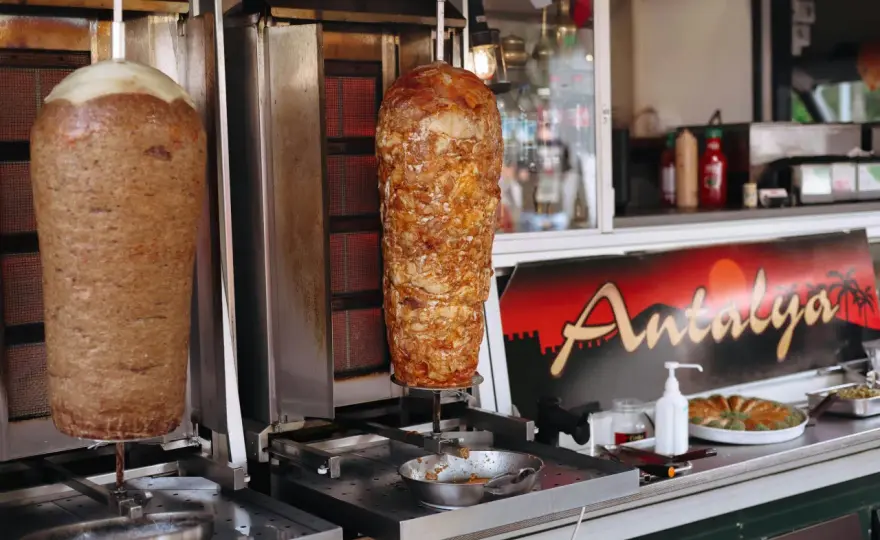 Ile kosztuje kebab? Realne ceny i widełki w Polsce