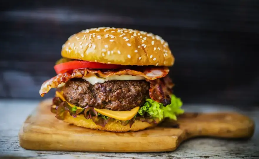 Domowe burgery wołowe - prosty sposób na soczysty efekt