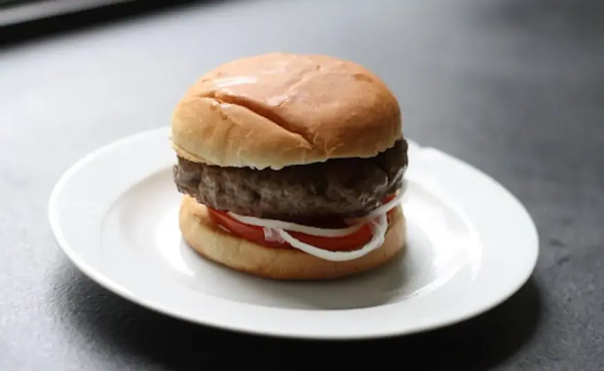 Jak złożyć hamburgera, aby nie rozpadł się podczas jedzenia?