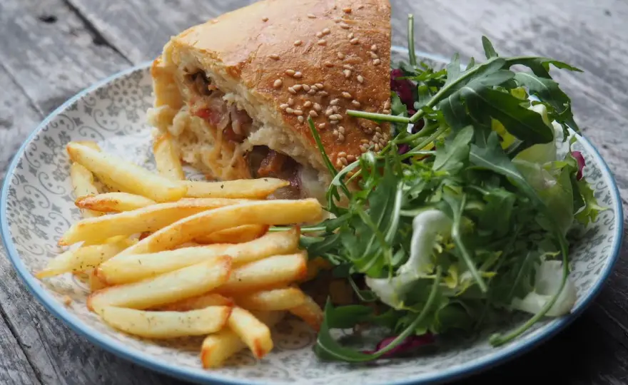 Co zrobić z bułki do hamburgerów? 10 kreatywnych pomysłów na dania
