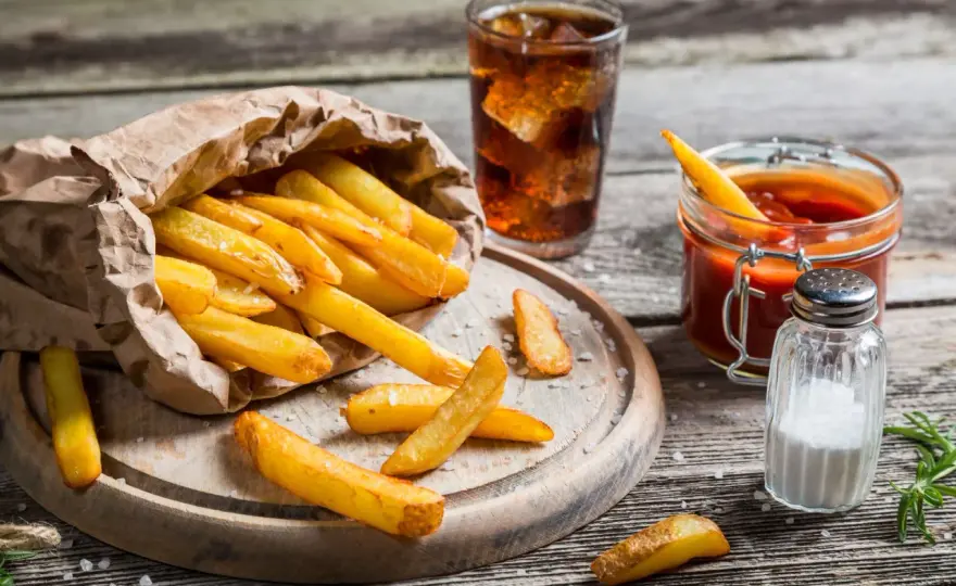 Idealna temperatura do smażenia i pieczenia frytek, aby były chrupiące