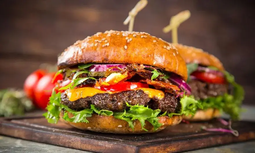 Burger z czym - odkryj najlepsze dodatki, które zmienią smak!