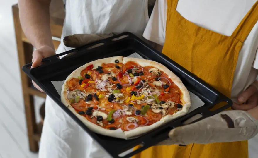 Jak przygotować idealną pizzę w domu? Praktyczny poradnik krok po kroku