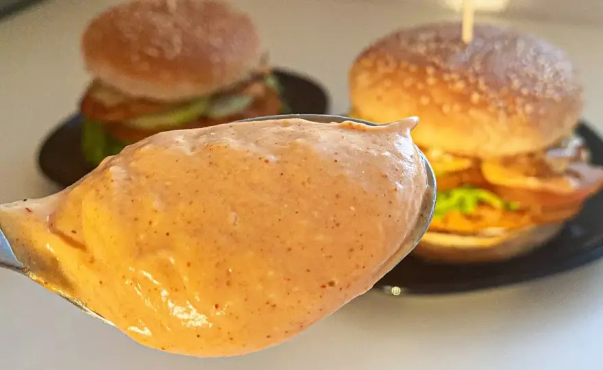 Jaki sos do hamburgera? Odkryj najlepsze przepisy na sosy!