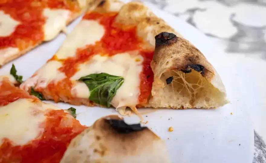 Klasyczna pizza w domu - Jak zrobić idealne ciasto i uniknąć błędów?