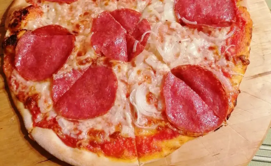 Jakie salami na pizzę? Odkryj najlepsze smaki i połączenia