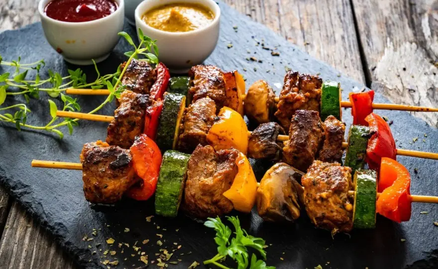 Najlepsze przepisy na grill na majówkę – smaczne potrawy i porady