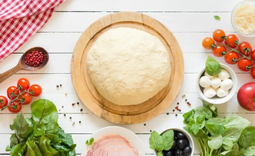Ile może leżeć ciasto na pizzę, aby zachować świeżość i smak?