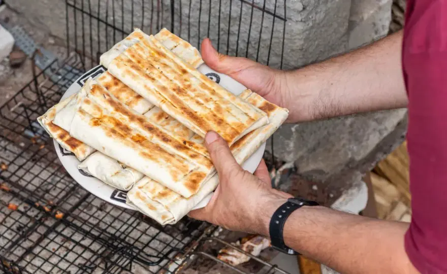 Kebab z Żabki - Cena, kcal i szczera opinia. Czy to dobry wybór?