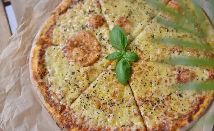 Najlepszy ser do pizzy - Jak go wybrać i uniknąć mokrego spodu?