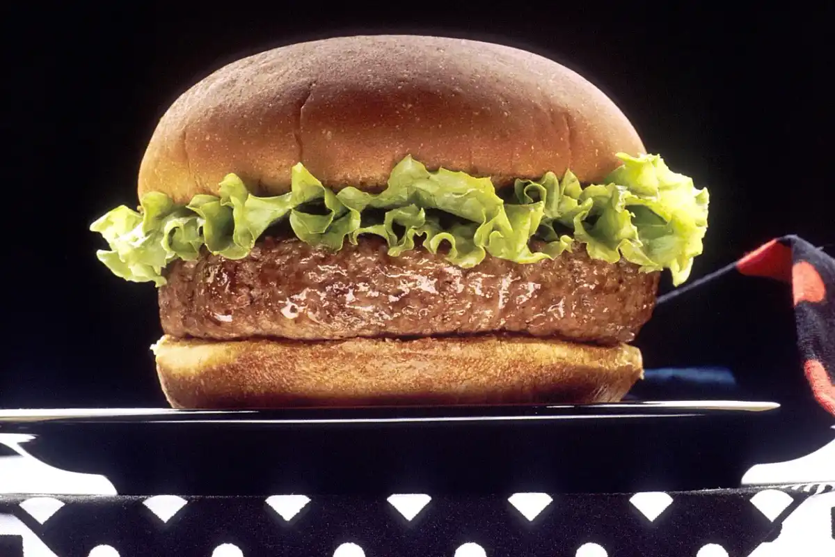 Skąd pochodzi hamburger i kto go wynalazł?