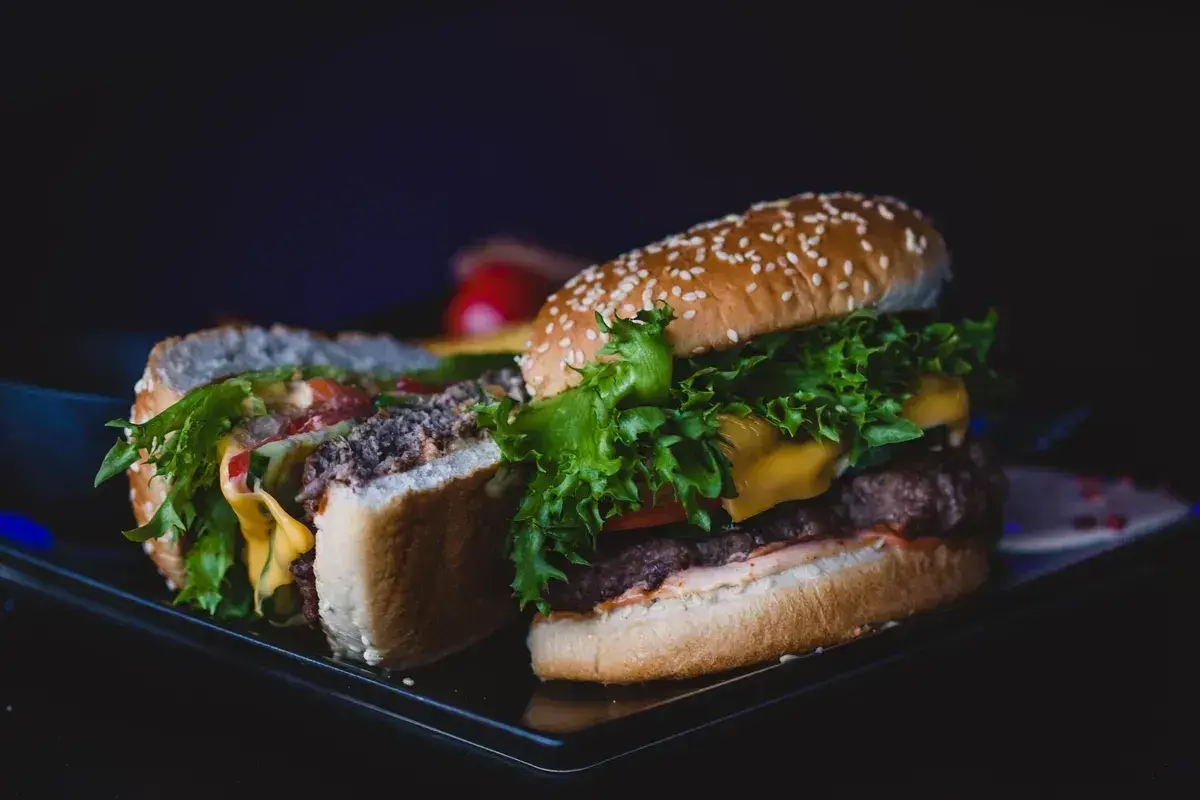 Pyszny burger z soczystą wołowiną, serem i świeżą sałatą. Idealny na szybki posiłek, choć jego chikker kcal może przyprawić o zawrót głowy.