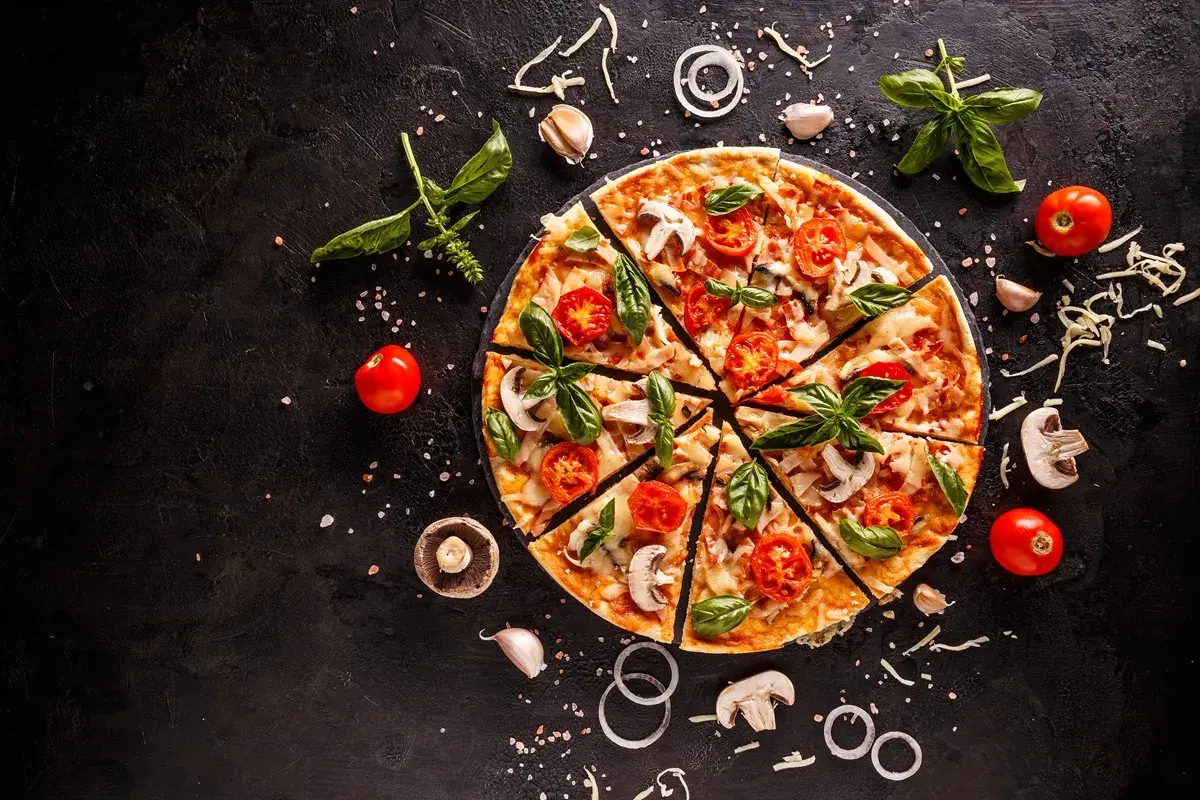 Ile kalorii ma średnia pizza? Zaskakujące różnice w kaloryczności