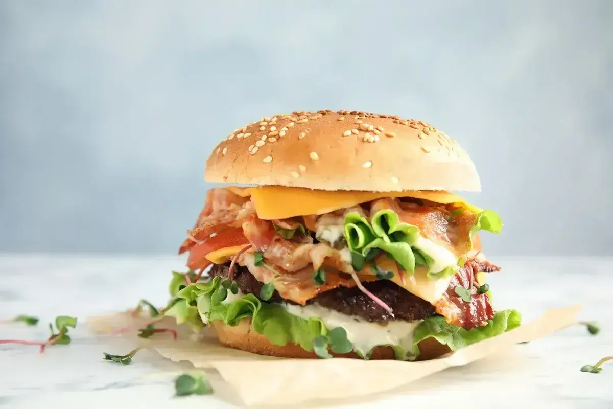 Pyszny burger z bekonem, serem i świeżymi warzywami. Czy to ten słynny red chikker z McDonald's? Ciekawe, ile ma kcal!