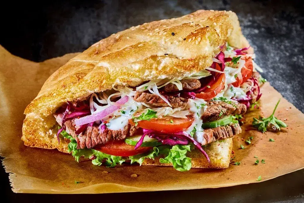 Ile kcal ma kebab w bułce? Zaskakujące kalorie i składniki