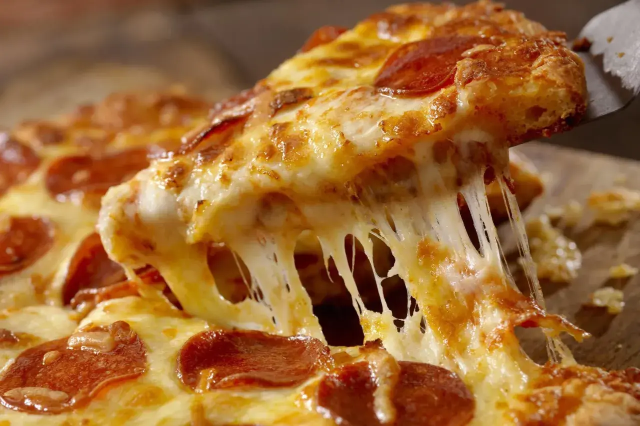 Czym posmarować spód pizzy, by uniknąć gumowatej konsystencji?