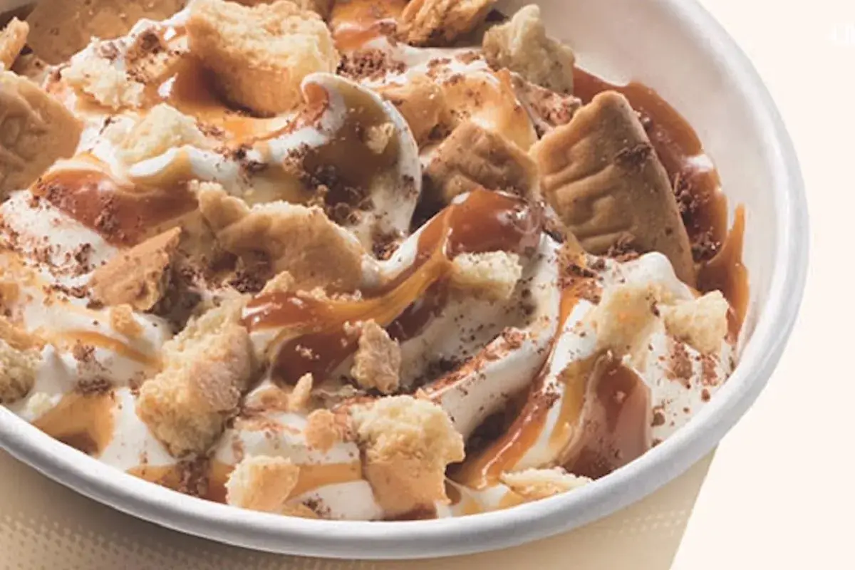 McFlurry KitKat z karmelem i kawałkami ciastek. Pyszny deser lodowy.