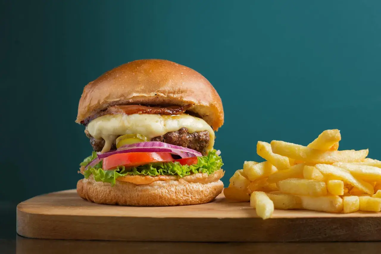 Czym się różni hamburger od cheeseburgera? Odkryj kluczowe różnice