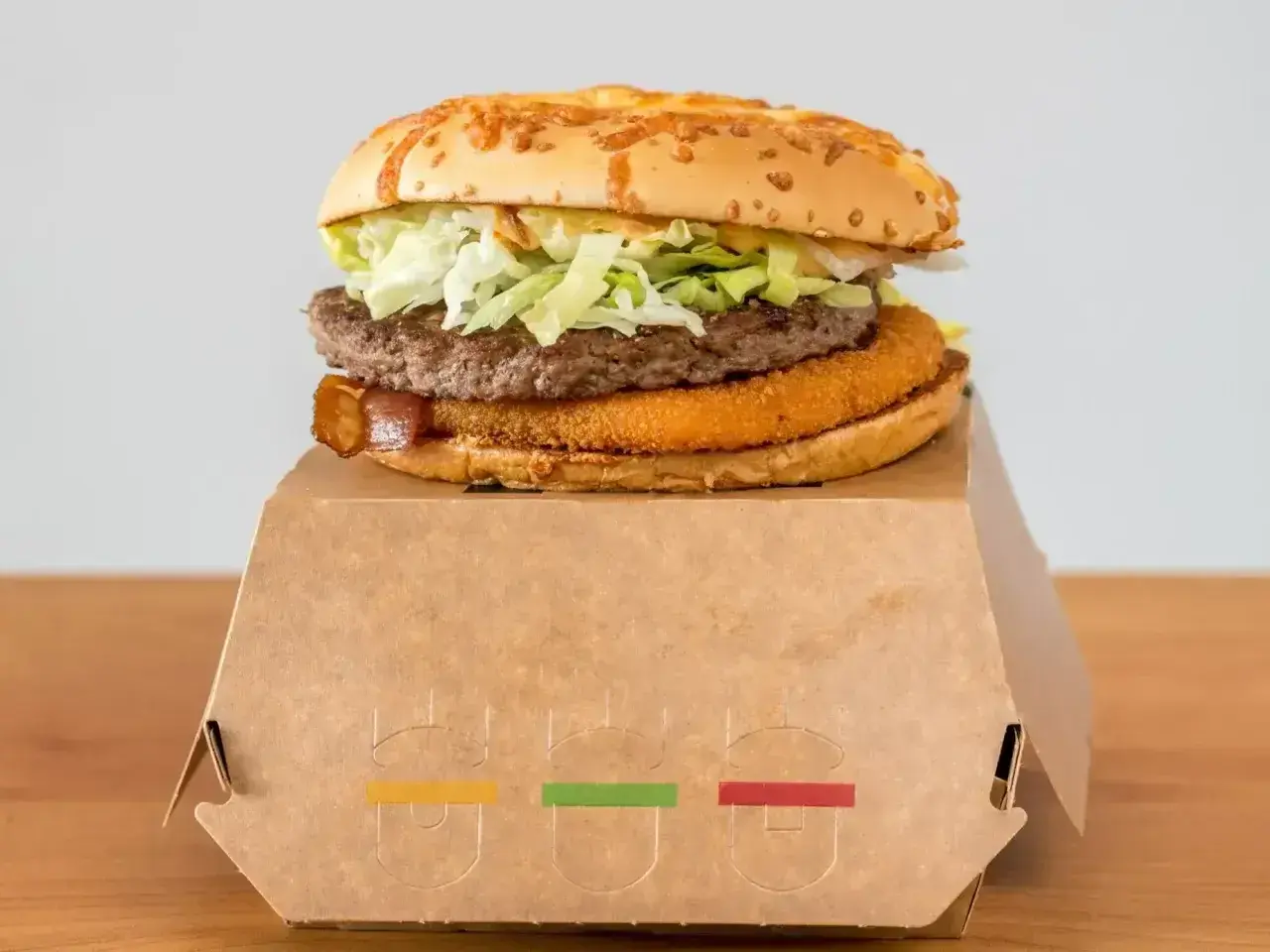 Drwal z chrzanem, czyli soczysty burger z chrupiącym kotletem i warzywami, gotowy do zjedzenia.