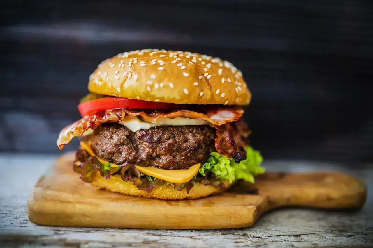 Soczysty burger wołowy z bekonem, serem i warzywami. Idealny przepis na hamburgery wołowe, który zachwyci każdego.
