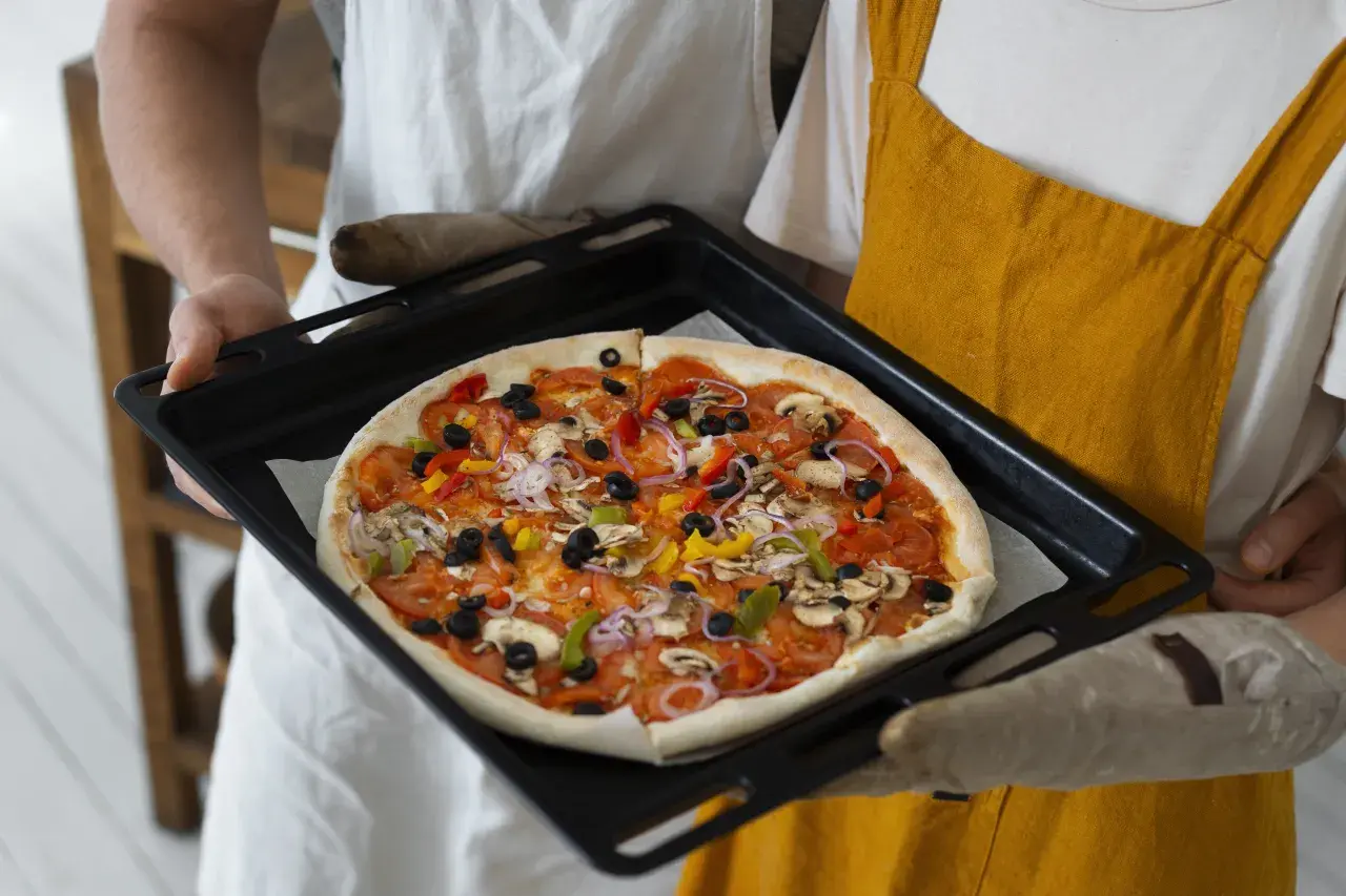 Jak przygotować idealną pizzę w domu? Praktyczny poradnik krok po kroku