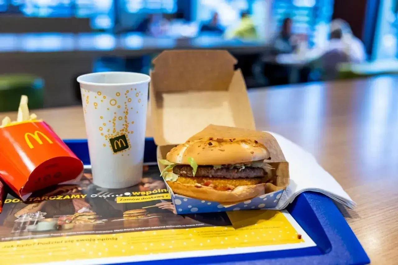 Maestro burger w McDonald's, zestaw z frytkami i napojem. Sprawdź aktualną maestro burger cena!