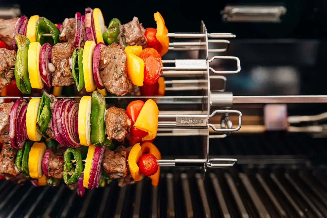 Pyszny shish kebab przepis w przygotowaniu: mięso, papryka, cebula i pomidorki na grillu.